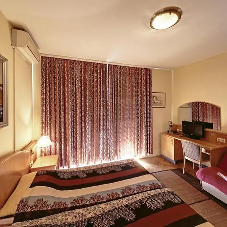 Vala - Two Bedroom With Balcony And Partial Sea View *